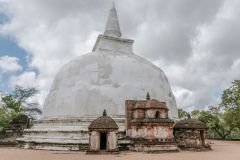 big old but newer looking stupa in Polonnaruwa