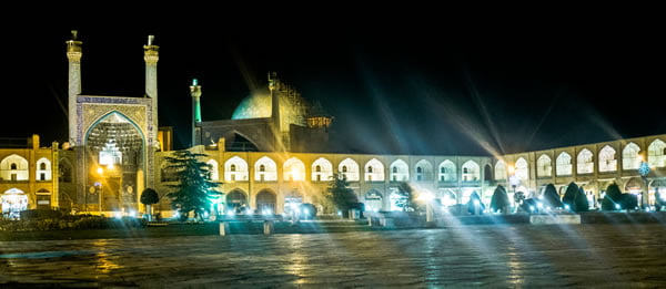 the Imam Mosque on the Naqsh-e Jahan square by night